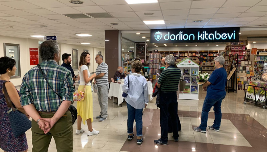 Radyo dostları imza gününde buluştu