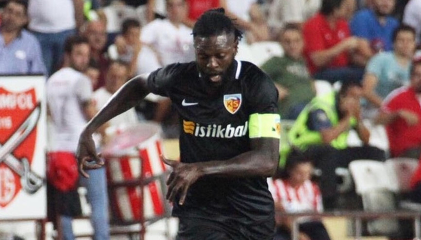 Adebayor golle tanıştı