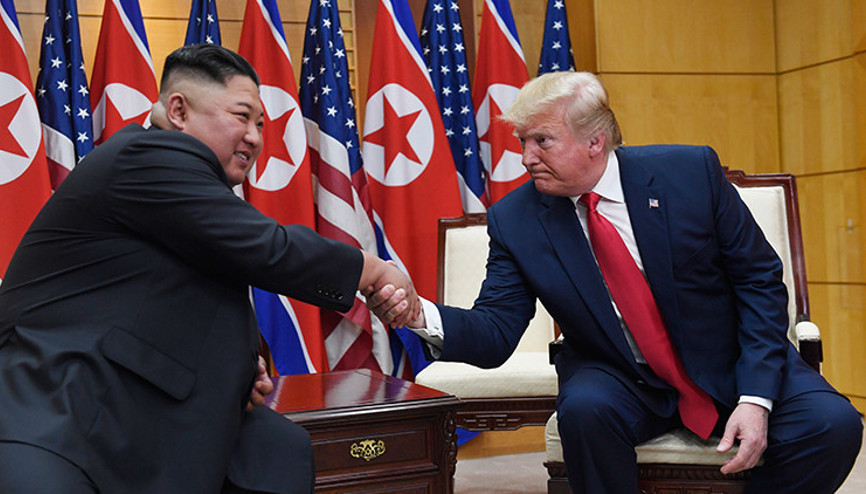Kim Trumpı Pyongyanga davet etti