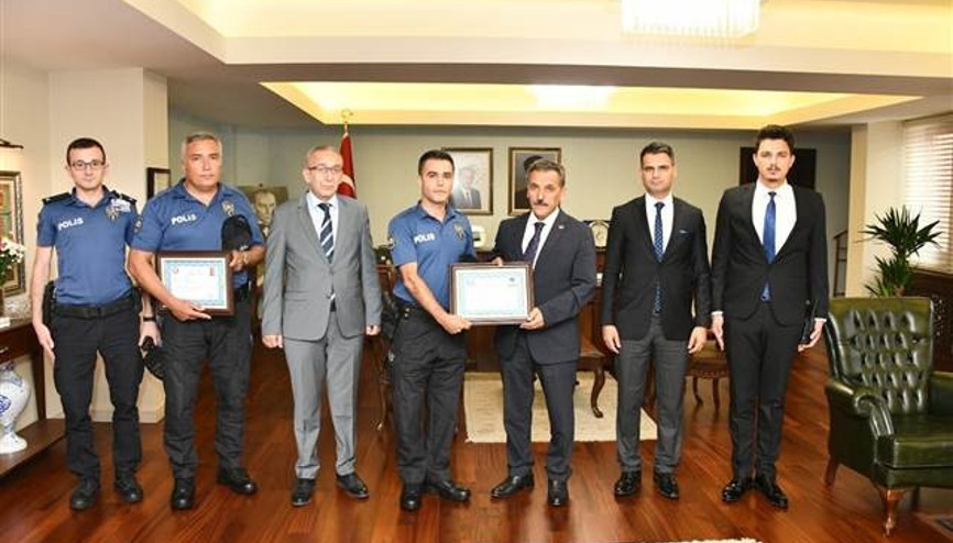 Validen o polislere başarı belgesi