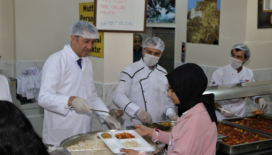 Bakan Selçuk: Van’da 53 bin öğrenciye her gün sıcak yemek veriliyor