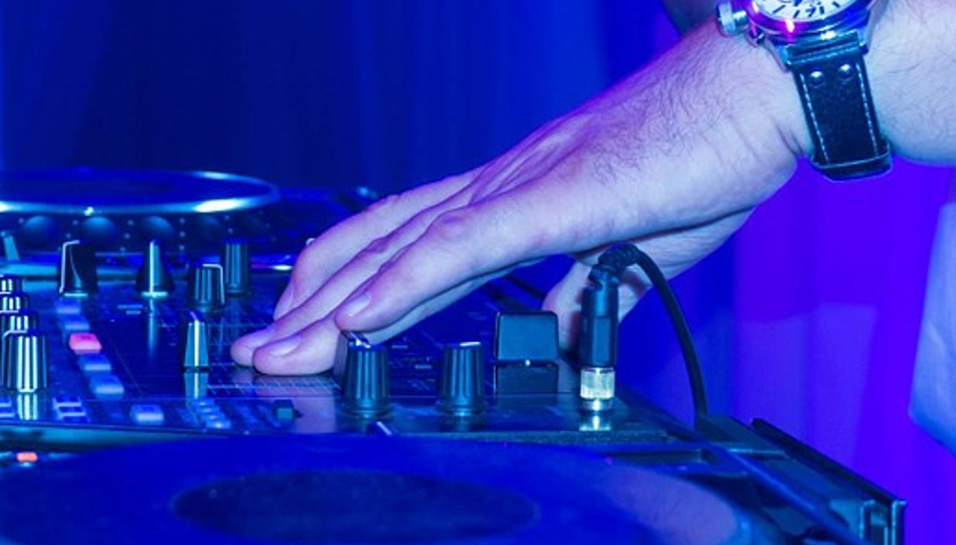 Hadi ipucu:  Yeni reklam filminde Anıl Piyancı ile birlikte rap yapan ünlü oyuncu kimdir