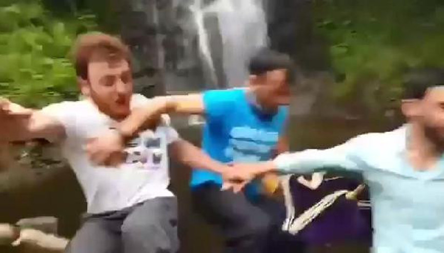 Türkü söylerken ahşap platform kırılınca gölete düştüler