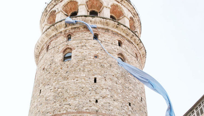 Galata’ya mavi kravat