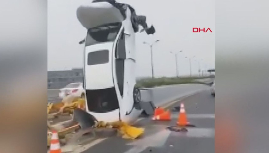 Çinde akılalmaz kaza Refüje çarpan otomobil dik durdu