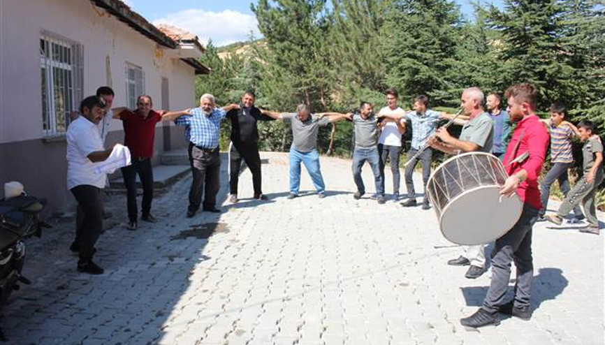 İnternete kavuşan köylüler kutlama yaptı