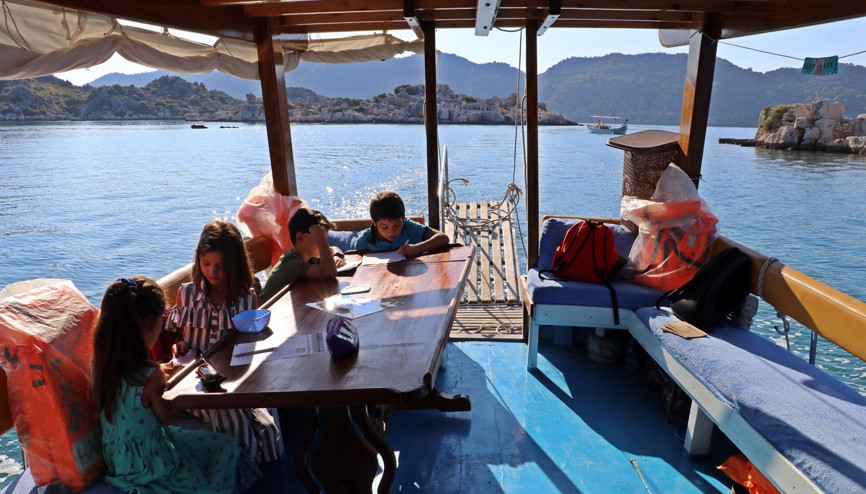 Okula tekneyle gidiyorlar