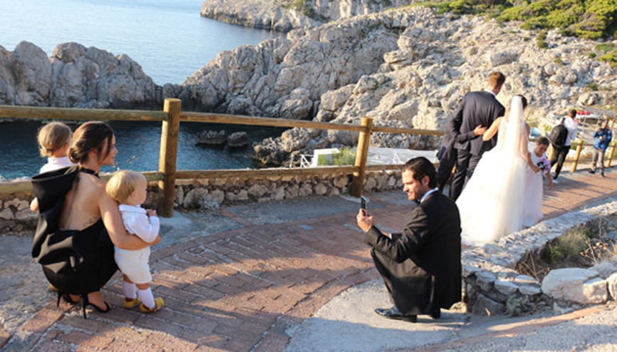 Evlenip prenses olan eski TV yıldızı dostunu yalnız bırakmadı: Düğün hatırası