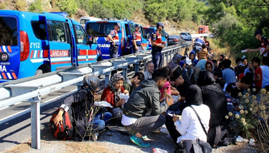 Düzensiz göçmenler kaza yapınca yakalandı