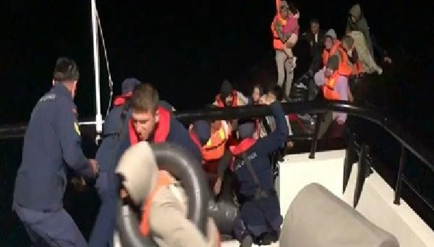 Edirnede lastik botta 40 kaçak göçmen yakalandı