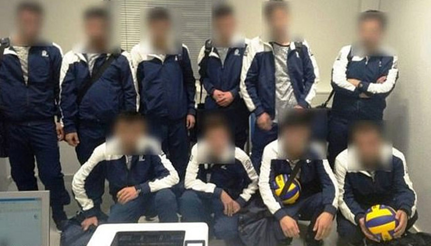 Voleybol takımı görüntüsü vererek İsviçreye gitmeye çalışan göçmenler yakalandı