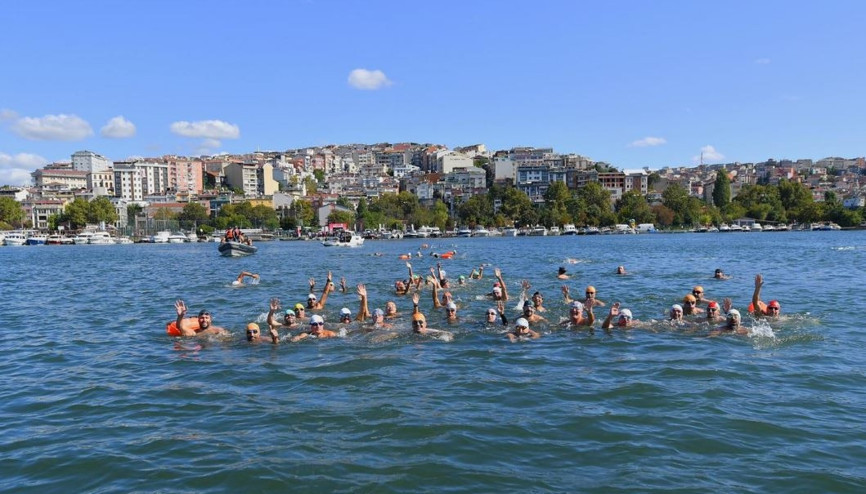 Beyoğlu Belediye Başkanı gençlerle Haliç’te kulaç attı