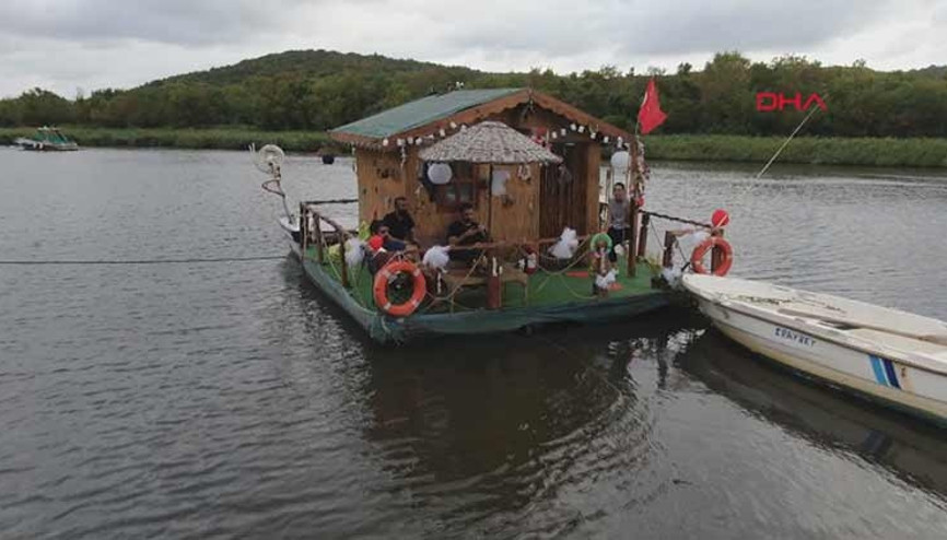 Riva Deresinin yüzen evi