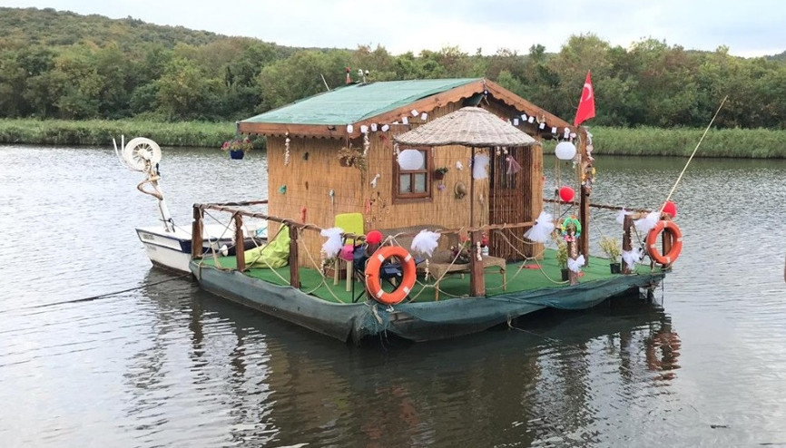 Riva Deresinin yüzen evi Herkesin ilgi odağı oldu...