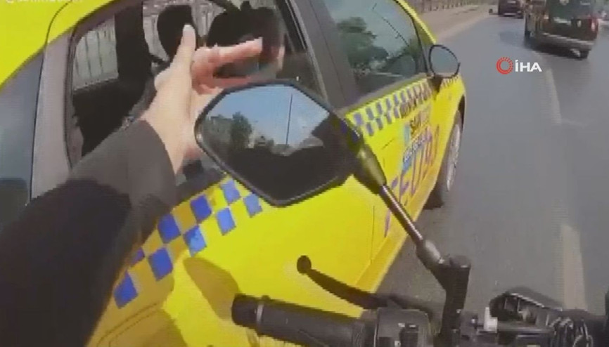 Motosiklet sürücüsü, kadın yolcunun elini tutup kaçtı