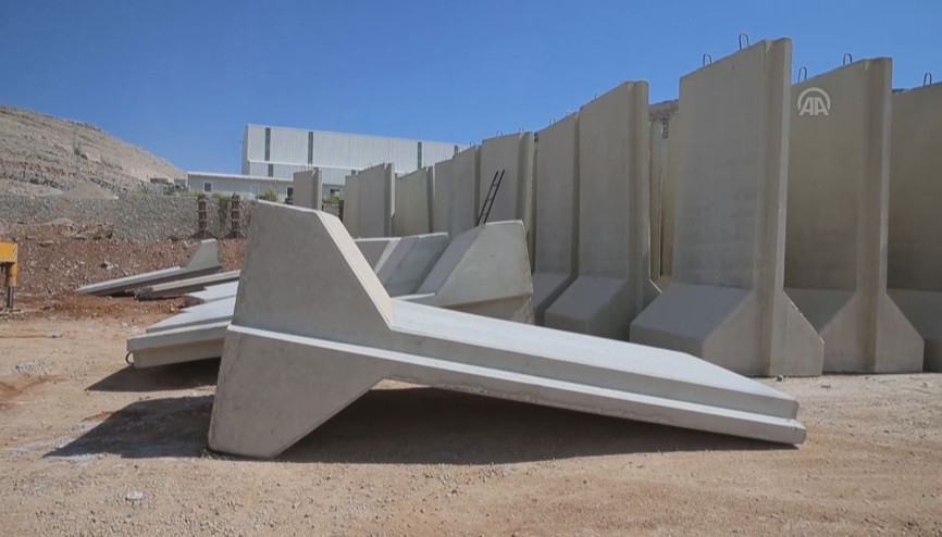Sınır birliklerine 11 tonluk beton blok sevkiyatı -