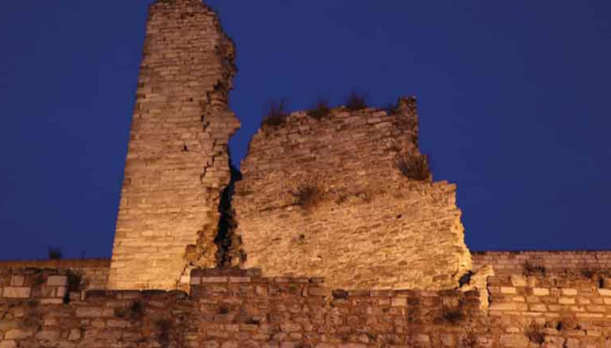 Depremde tarihi surlar zarar gördü
