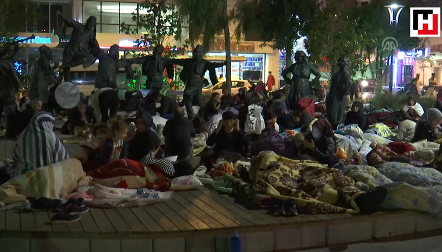 Depremden etkilenen İstanbullular geceyi sokaklarda geçirdi