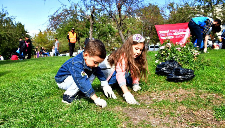 Parktan 323 kilo atık topladılar