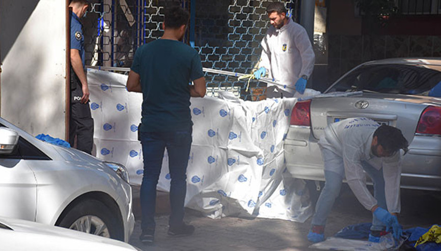 Zeytinburnunda korkunç cinayet Tabancayla kapısına dayanan arkadaşını bıçakla öldürdü