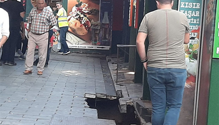 Ortaköyde korkutan görüntü Kumpircilerin olduğu yerin altından geçen kanal çöktü