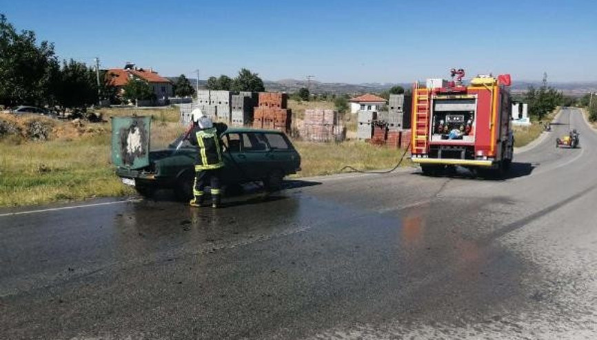 Motor bölümü alev alan otomobil hasar gördü