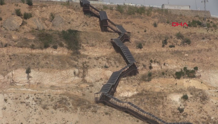 Yurda 550 basamaklı merdivenle çıkıyorlar