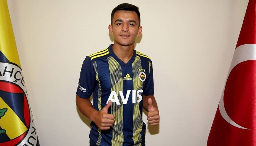 Fenerbahçeden genç futbolcuya profesyonel sözleşme
