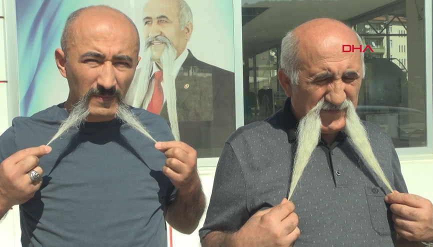 Baba ve oğlu ilçede bıyıklarıyla tanınıyor