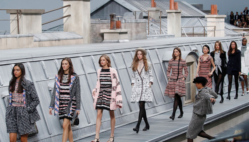 Paris Moda Haftası Podyumunda Sürpriz Ziyaret Paris Moda Haftası Podyumunda Sürpriz Ziyaret