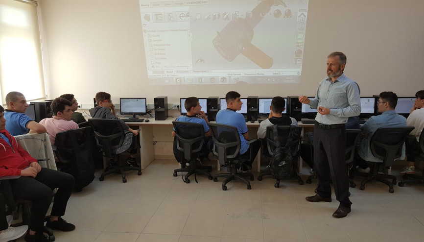 Akademisyenden teknik lise öğrencilerine ders