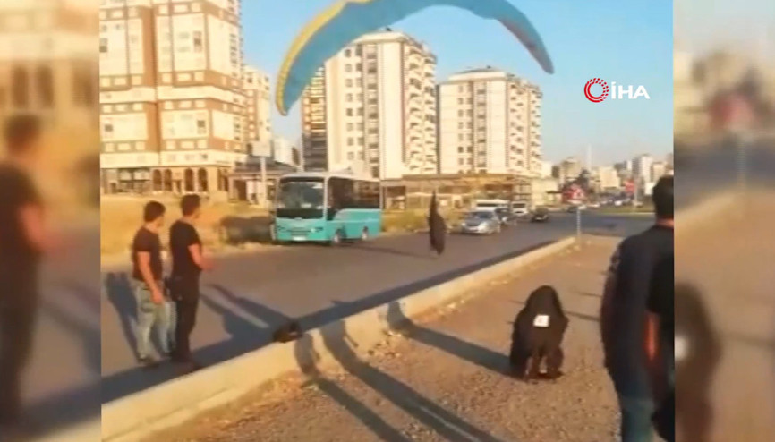 İniş yerini hesaplayamayan Paraşütçü karayoluna böyle indi İniş yerini hesaplayamayan Paraşütçü karayoluna böyle indi