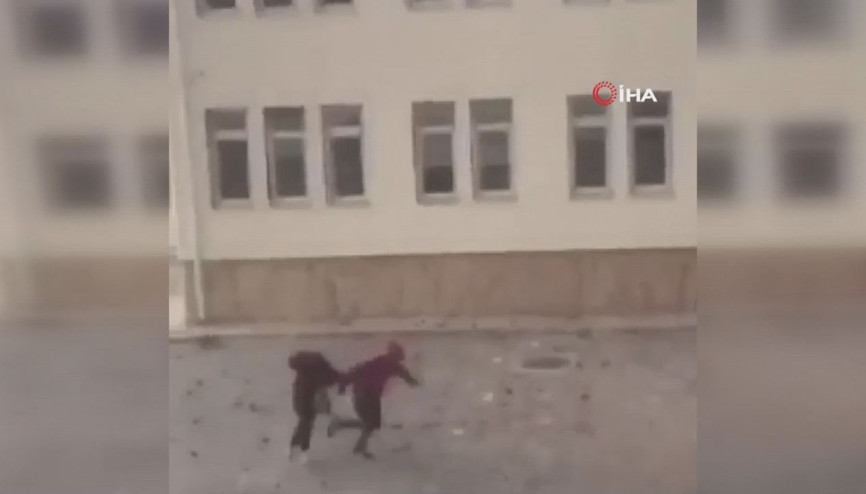 Çatıdaki kiremitler öğrencilerin üzerine böyle düştü