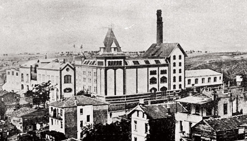 Arşivlerde saklamamız gereken belgeleri bir kafenin tuvaletinde görmek acı...