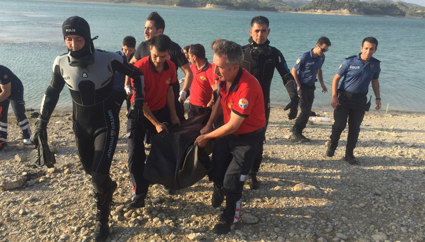 Kahreden haber Genç kız suya düştü, arkasından arkadaşı atladı ama...