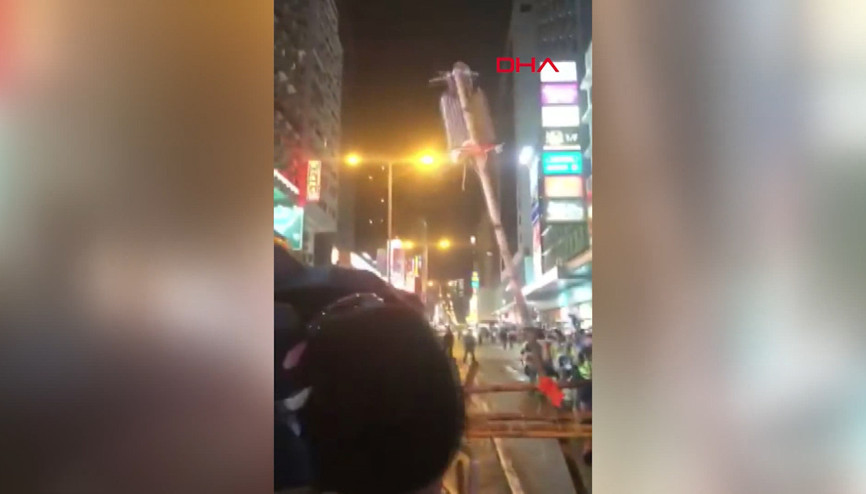 Hong Kongda eylemciler mancınıkla polise kiremit fırlattı