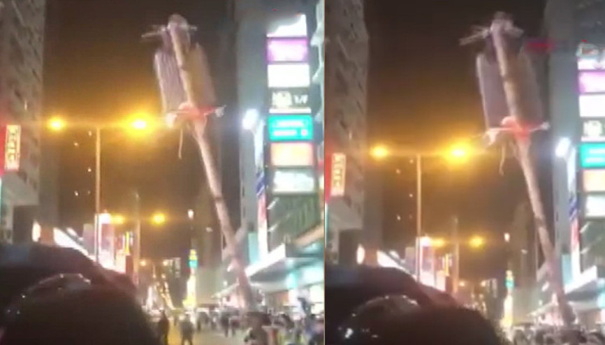 Hong Kongda polise mancınıkla saldırı