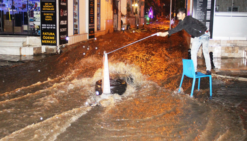 Bodrumda caddeler göle döndü, ekipler teyakkuza geçti Bodrumda caddeler göle döndü, ekipler teyakkuza geçti