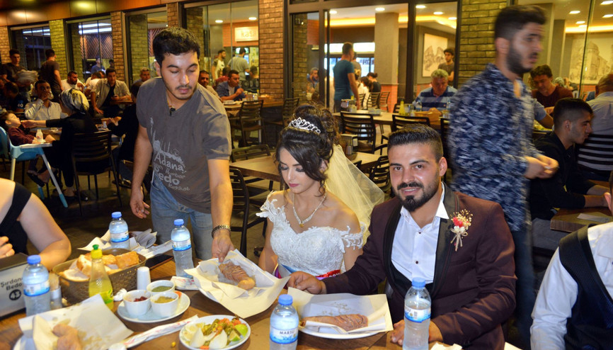 Gelinlikle yemeye geldiler İstesem en az 15 tane yerim