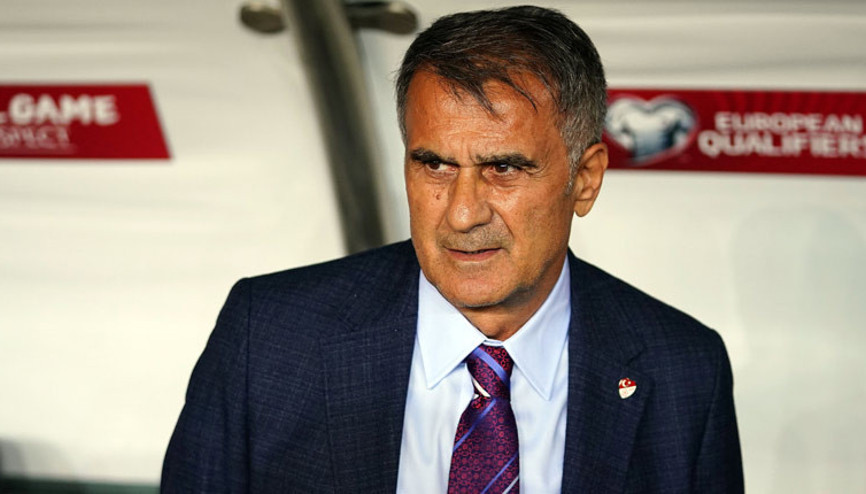 Neredeyse maçın önüne geçti Şenol Güneşin kravatı...