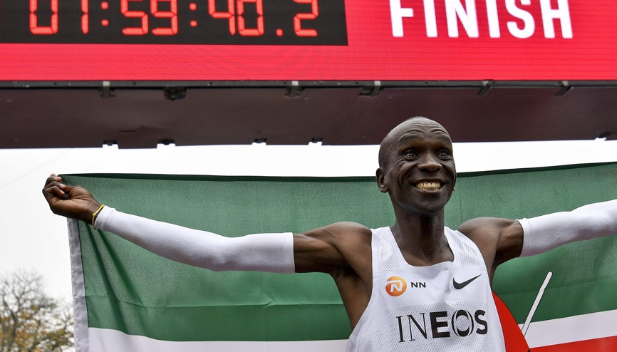 Kenyalı atlet Eliud Kipchoge tarihe geçti