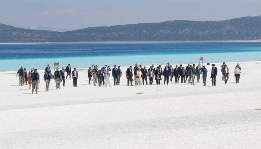 Burdur Valisi’nden Salda Gölü çıkışı: İhlal edenin elini kırarlar…