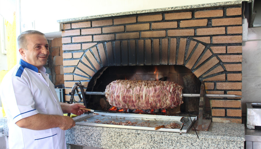 Lezzetli cağ kebabının sırrını işin ustasından öğrendik Lezzetli cağ kebabının sırrını işin ustasından öğrendik