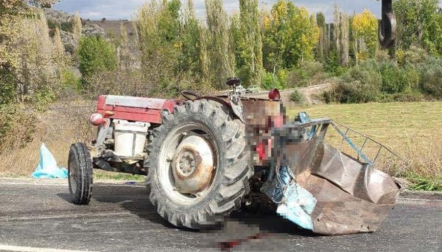 Kamyon çarpan traktördeki aynı aileden 3 kişi öldü