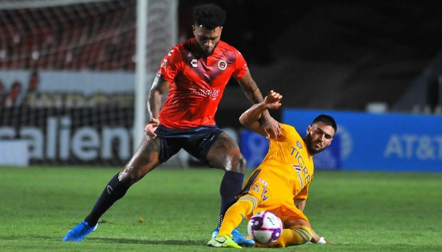 6 aydır maaş alamayan Colin Kazıma, bir şok da rakipten Protesto ederken... 6 aydır maaş alamayan Colin Kazıma, bir şok da rakipten Protesto ederken...