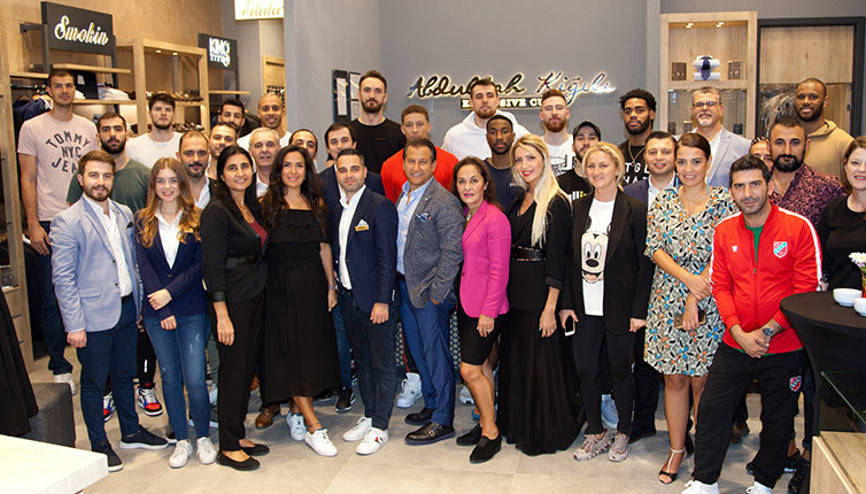 Pınar Karşıyaka oyuncuları Kiğılı mağazasını ziyaret etti