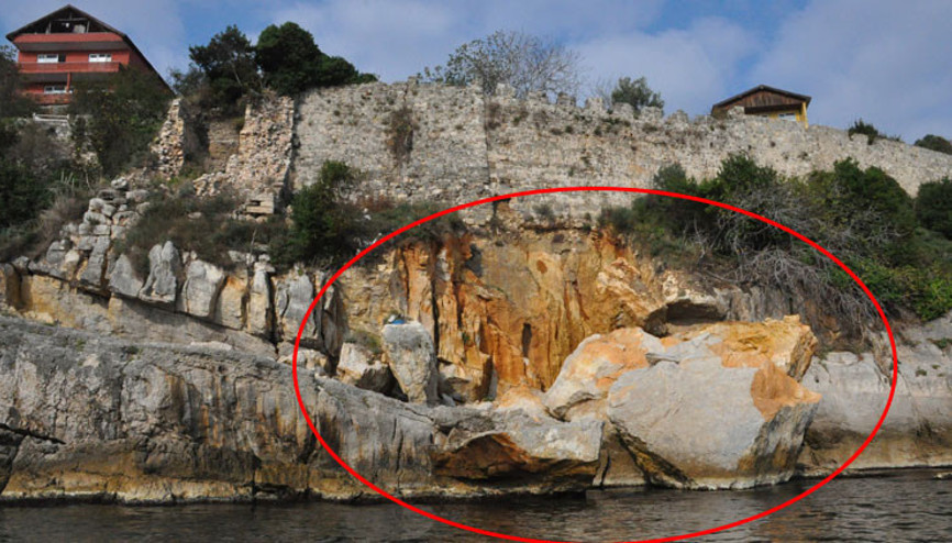 Amasra Kalesinde şok görüntü Dev kayalar çöktü...