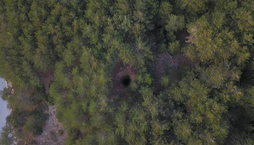 Spil Dağı zirvesinde obruk oluştu