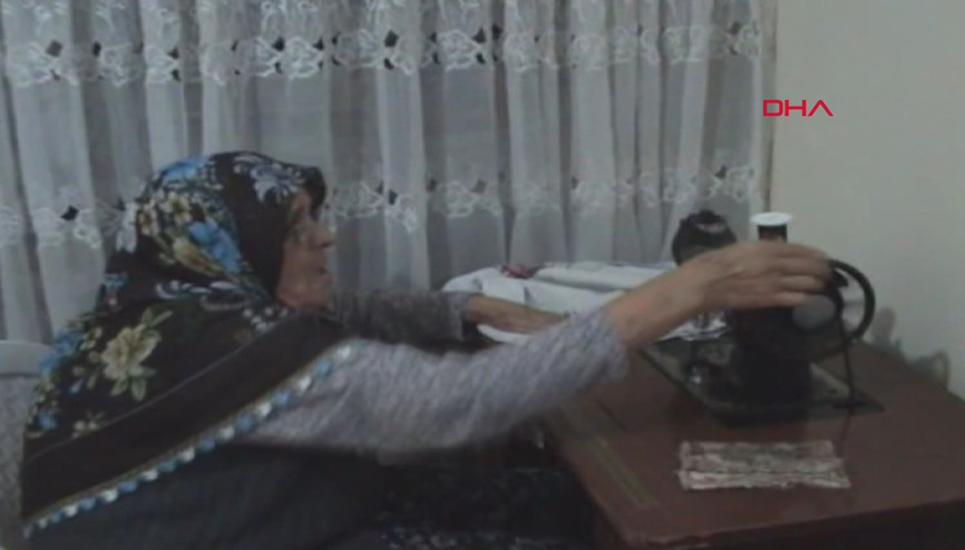 90 yaşındaki Fatma nine çeyizlik dikiş makinesiyle dikiş dikiyor