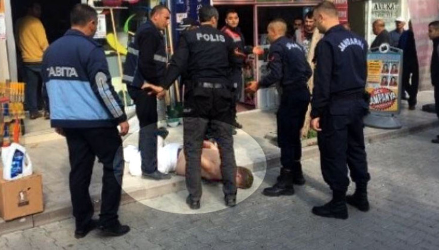 Sokak ortasında dehşet Bir anda kendini jiletlemeye başladı